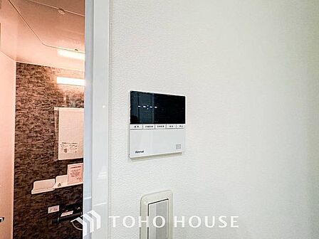 【浴室換気乾燥暖房機】その名のとおり、乾燥・暖房・換気・涼風・24時間換気と年間を通じて活躍してくれる多機能アイテムです。雨の日のお洗濯物干しからシックハウス対策まで幅広く活躍してくれます。