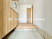 【ただいま！おかえり！】清潔感溢れる玄関がお出迎えする本邸宅の物語は、ここからは始まる日常を期待させます。おでかけの時も帰った時も、「我が家」を最初に感じてもらえる素敵な空間に。