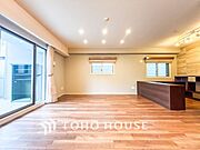 【居心地の良い我が家】一日の中で多くの時間を過すことになるリビングダイニングだからこそ、いつも穏やかな空間であることが必然。爽やかな通風と採光を存分に感じる事が出来る空間です。