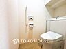 トイレ：【重要な設備です】トイレは快適な温水洗浄便座付です。手洗い一体型のトイレ設備はスペースの節約ができ、ゆったりとした空間が確保できます。節水も期待できますね。
