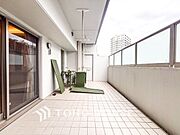 【やさしい陽の光】暖かい陽ざしが差込むバルコニー。晴れた日には洗濯物が良く乾きます。風通しも良好です。