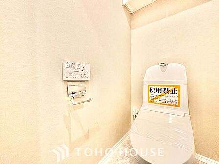 【ピカピカ♪新品】トイレ関係の設備も一新されています。もちろん温水洗浄機能付き便座です。気になる水周り関係が新しくなっていると、気持ちよく新生活が始められますね。
