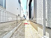 【まちどおしい休日】入居後しばらくは庭いじりやガーデニングに勤しむ事になるかもしれません。『どんなお庭に仕上げるか？』新生活に付きまとう楽しい悩みのひとつ。ウッドデッキの新設等もご相談下さい。