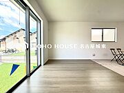 【楽しい我が家が一番】明るく開放的な空間が広がるリビングダイニング。室内には豊かな陽光が注ぎ込み、爽やかな住空間を演出。ホームパーティーでもゲストと一緒に料理を楽しみながら楽しい時間を過ごせそう。