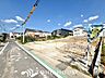 外観：【街に溶け込む、新しい邸宅の誕生を最前列で】美しい外観デザインが姿を現し始める、建築中ならではの期待感。足場が外れた瞬間の感動は格別です。工事中でも内覧予約受付中。