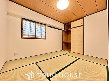【古き良き日本文化】和室があることで落ち着きと癒しの空間が生まれます。来客時の客室としても利用できますし、お子様のプレイルームやお昼寝に最適なお部屋です。