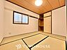 和室：【古き良き日本文化】和室があることで落ち着きと癒しの空間が生まれます。来客時の客室としても利用できますし、お子様のプレイルームやお昼寝に最適なお部屋です。