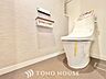 トイレ：【ピカピカ♪新品】トイレ関係の設備も一新されています。もちろん温水洗浄機能付き便座です。気になる水周り関係が新しくなっていると、気持ちよく新生活が始められますね。