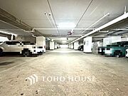 【もう駐車場探しに迷わない】マンション内敷地内にゆとりある駐車スペースを確保。近隣の月極駐車場を探す手間や、雨の日の移動ストレスから解放されます。大切な愛車を、より身近で安心できる場所に。