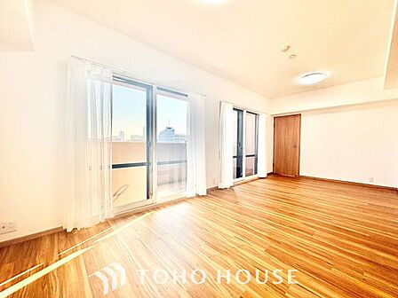 【快適な住空間】家族の暮らしに思いを馳せて、日常のワンシーンを表現したリビングダイニング。「ホワイトナチュラル」のテイストが、自然体で過ごせる心地良さを生み出しています。