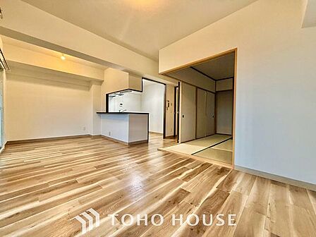 【快適な住空間】家族の暮らしに思いを馳せて、日常のワンシーンを表現したリビングダイニング。「ホワイトナチュラル」のテイストが、自然体で過ごせる心地良さを生み出しています。