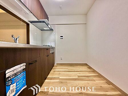 【夫婦でなかよく】作業スペースを多くとった対面キッチン。ふたり並んでキッチンに立っても調理がしやすくゆとりある広さ。食器類もすっきりと片付く収納力が期待できます。家事をしながら会話も弾みます。