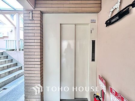 【エレベータ付き物件】重い荷物などがあるときや、お子様をベビーカーで運ぶときなどに大変便利です。足腰の悪い方には欲しい設備です。
