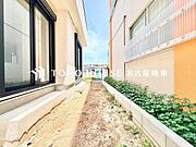 【まちどおしい休日】入居後しばらくは庭いじりやガーデニングに勤しむ事になるかもしれません。『どんなお庭に仕上げるか？』新生活に付きまとう楽しい悩みのひとつ。ウッドデッキの新設等もご相談下さい。