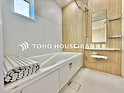 【癒しのバスタイム】一日の疲れを癒すための浴室はゆとりあるサイズを採用。保温機能付き、汚れをはじく有機ガラス系の新素材を採用した浴室。美しく機能的な設備を採用しています。