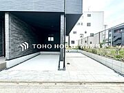 【愛車と過ごす、ゆとりある毎日を】敷地内に専用駐車スペースを確保。月極駐車場を探す手間や雨の日の移動ストレスから解放されます。出し入れしやすい空間が、あなたのアクティブなカーライフを足元から支えます。