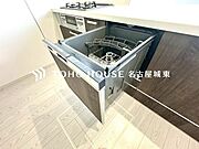 【ビルトインタイプ食器洗乾燥機】食器洗いの手間＆時間が軽減できるアイテム。高温水や高圧水流を使うことにより効率よく食器洗浄できます。殺菌効果も高いので哺乳瓶などを使う家庭でも大変便利です。