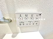 【温水洗浄機能付トイレ】温水洗浄便座は日本が誇るトイレ文化のひとつです。各家庭にも当たり前になりつつある設備のひとつです。お住まい購入時は新しいトイレで気持ちよく。