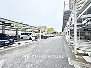 【もう駐車場探しに迷わない】マンション内敷地内にゆとりある駐車スペースを確保。近隣の月極駐車場を探す手間や、雨の日の移動ストレスから解放されます。大切な愛車を、より身近で安心できる場所に。