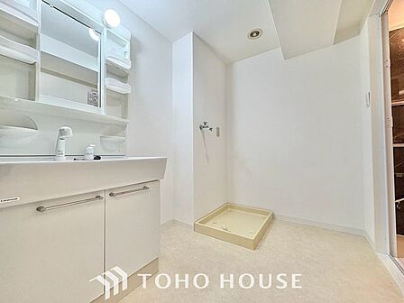 【身支度ばっちり】十分な大きさの洗面台は収納もさる事ながら、身だしなみチェックや歯磨きなど、朝の慌ただしい時間でもゆとりあるスペースで余裕を感じて頂けます。