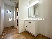 【身支度ばっちり】十分な大きさの洗面台は収納もさる事ながら、身だしなみチェックや歯磨きなど、朝の慌ただしい時間でもゆとりあるスペースで余裕を感じて頂けます。