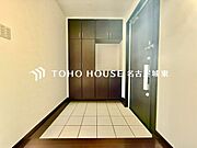 【ただいま！おかえり！】清潔感溢れる玄関がお出迎えする本邸宅の物語は、ここからは始まる日常を期待させます。おでかけの時も帰った時も、「我が家」を最初に感じてもらえる素敵な空間に。