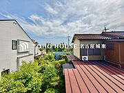 【四季を感じながら】手を伸ばせば触れることが出来そうな風景が、そのままインテリアになったような印象です。その豊かな眺望にふさわしい空間は、通風・採光も優れ、心地よい光と風が溢れます。