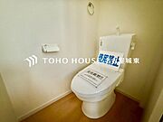 【快適仕様の空間】ホワイトで統一された清潔感ある空間。スペースの節約ができ、ゆったりとした空間が確保できています。便利な収納棚も設置した、使いやすさを重視する造りになっております。
