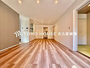 【楽しい我が家が一番】明るく開放的な空間が広がるリビングダイニング。室内には豊かな陽光が注ぎ込み、爽やかな住空間を演出。ホームパーティーでもゲストと一緒に料理を楽しみながら楽しい時間を過ごせそう。