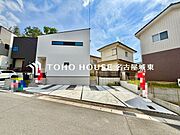 【愛車と過ごす、ゆとりある毎日を】敷地内に専用駐車スペースを確保。月極駐車場を探す手間や雨の日の移動ストレスから解放されます。出し入れしやすい空間が、あなたのアクティブなカーライフを足元から支えます。