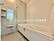 【癒しのバスタイム】一日の疲れを癒すための浴室はゆとりあるサイズを採用。保温機能付き、汚れをはじく有機ガラス系の新素材を採用した浴室。美しく機能的な設備を採用しています。