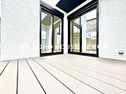 【やわらかい街の風】頬をなでる優しい風を感じることが出来るバルコニー。つい深呼吸をしたくなる気持ちの良い眺望はこのお部屋の自慢です。洗濯物を干すスペースとしても十分な広さがあります。