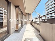【やわらかい街の風】頬をなでる優しい風を感じることが出来るバルコニー。つい深呼吸をしたくなる気持ちの良い眺望はこのお部屋の自慢です。洗濯物を干すスペースとしても十分な広さがあります。