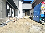 【愛車と過ごす、ゆとりある毎日を】敷地内に専用駐車スペースを確保。月極駐車場を探す手間や雨の日の移動ストレスから解放されます。出し入れしやすい空間が、あなたのアクティブなカーライフを足元から支えます。