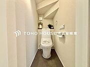 【快適仕様の空間】ホワイトで統一された清潔感ある空間。スペースの節約ができ、ゆったりとした空間が確保できています。便利な収納棚も設置した、使いやすさを重視する造りになっております。