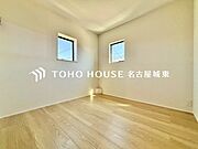 【子供の成長に合わせて】お子様の成長と共に「住まい方」も変化していきます。居室にはクローゼットを完備し、自由度の高い家具の配置が叶うシンプルな空間です。