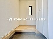 【ただいま！おかえり！】清潔感溢れる玄関がお出迎えする本邸宅の物語は、ここからは始まる日常を期待させます。おでかけの時も帰った時も、「我が家」を最初に感じてもらえる素敵な空間に。