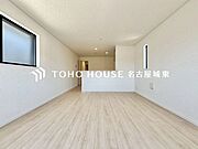 【楽しい我が家が一番】明るく開放的な空間が広がるリビングダイニング。室内には豊かな陽光が注ぎ込み、爽やかな住空間を演出。ホームパーティーでもゲストと一緒に料理を楽しみながら楽しい時間を過ごせそう。