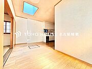 【家族のトクベツな空間】インティメイトなくつろぎを愉しむリビングルームはひそやかな憩いの場となります。リビングとダイニング、2つの空間機能を活かし、ライフスタイルに新しいゆとりをもたらします。