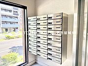 【鍵付きセーフティポスト】ダイヤル錠（またはシリンダー錠）完備で、大切な郵便物もしっかりガード。プライバシーに配慮された設計で外出中も安心です。機能性とセキュリティを兼ね備えた、住まいの窓口です。