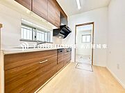 【おいしいゴハンを】『美しく＆使いやすい』。奥様想いのキッチン空間。優しい温もりを醸し出すキッチンは料理の為の配慮を散りばめられた仕様です。