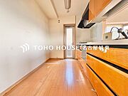 【美味しいゴハン】大型の冷蔵庫やレンジボードもしっかり置ける広々としたキッチンスペースが大事。ゆとりある空間で作業ができるとお料理の腕も日に日に上がりそうな気がしてきます。