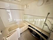 【日常を忘れる、清潔で静かな休息場所。】湯船に浸かれば、心身ともに深い安らぎに包まれます。湯気と共に疲れが溶け出すような、清々しく穏やかなバスタイムをどうぞ。
