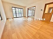 【快適な住空間】家族の暮らしに思いを馳せて、日常のワンシーンを表現したリビングダイニング。「ホワイトナチュラル」のテイストが、自然体で過ごせる心地良さを生み出しています。