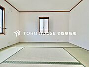 【古き良き日本文化】和室があることで落ち着きと癒しの空間が生まれます。来客時の客室としても利用できますし、お子様のプレイルームやお昼寝に最適なお部屋です。