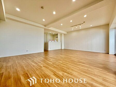 【快適な住空間】家族の暮らしに思いを馳せて、日常のワンシーンを表現したリビングダイニング。「ホワイトナチュラル」のテイストが、自然体で過ごせる心地良さを生み出しています。