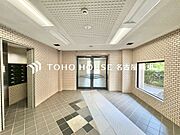 【ゲストを迎える、気品のあるアプローチ】重厚感溢れるエントランスは、マンションの一つの特徴でもあります。セキュリティーに守られている館内は静寂な中が保たれており、管理が行き届いている印象を受けました。