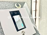 【オートロック】共用玄関にオートロックがあることで防犯効果が高まります。煩わしい訪問営業や勧誘等の来訪率も下がることから「守られている」安心感が高まる事は住まいの安心につながります。