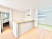 【美味しいゴハン】大型の冷蔵庫やレンジボードもしっかり置ける広々としたキッチンスペースが大事。ゆとりある空間で作業ができるとお料理の腕も日に日に上がりそうな気がしてきます。