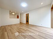 【快適な住空間】家族の暮らしに思いを馳せて、日常のワンシーンを表現したリビングダイニング。「ホワイトナチュラル」のテイストが、自然体で過ごせる心地良さを生み出しています。